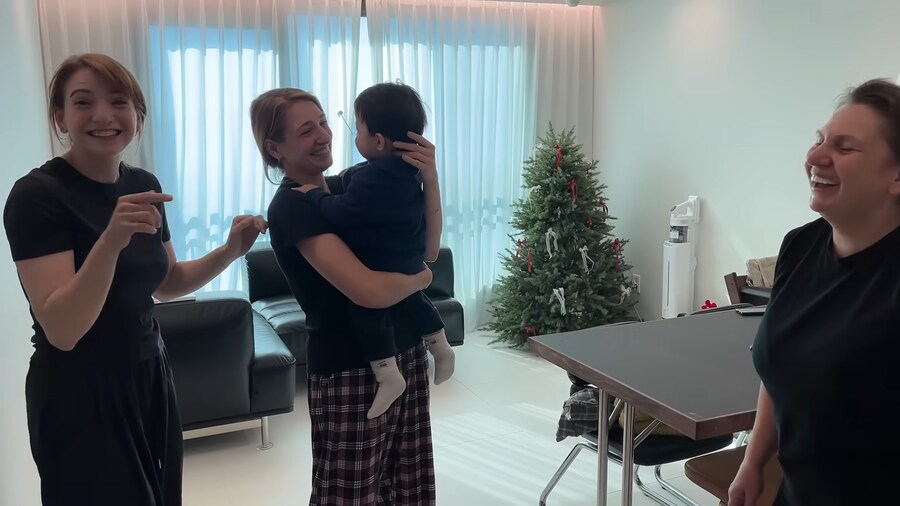 유튜브) 엄마의 쌍둥이 언니를 처음 본 아기_20.png