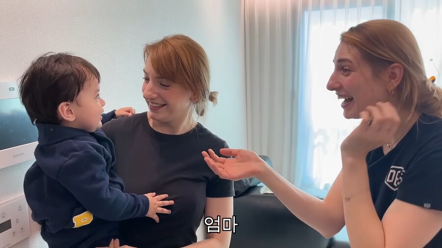 유튜브) 엄마의 쌍둥이 언니를 처음 본 아기_25.png