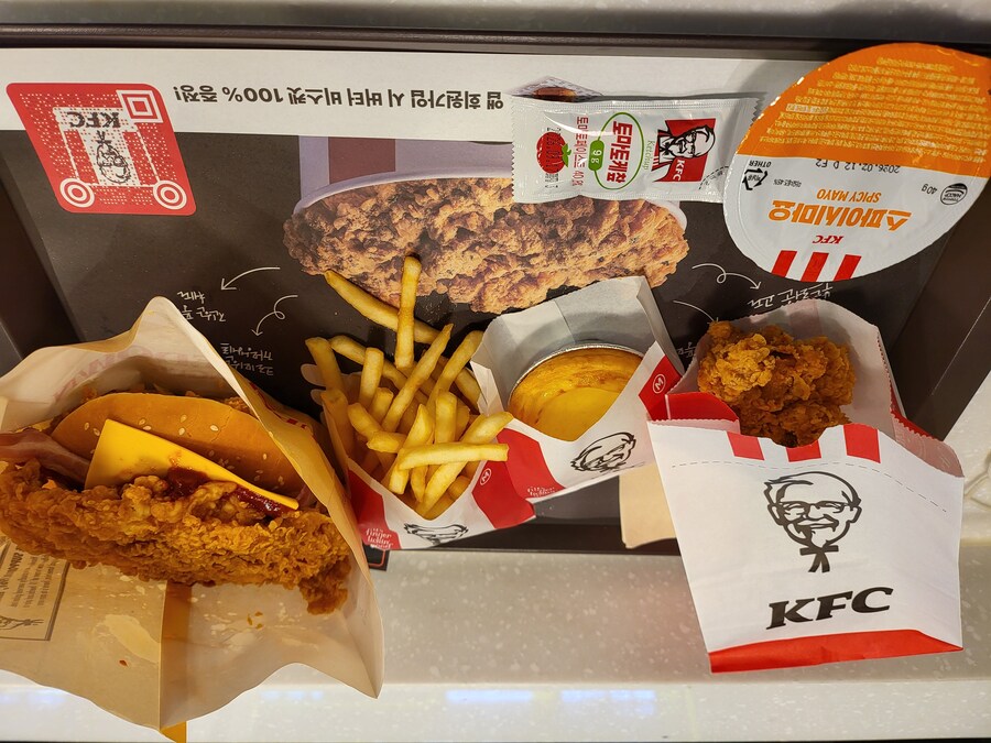 KFC) 업사이드다운 징거 버거 먹으러 옴_1.jpg