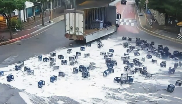 도로에 맥주병 와르르_1.jpg