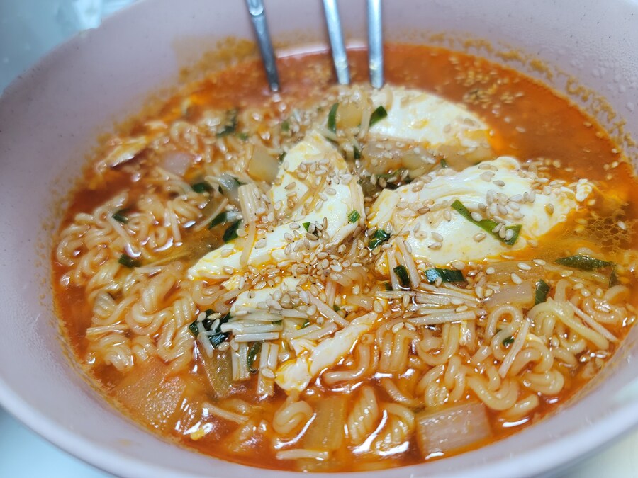 새벽에 집으로 복귀하고 먹은 라면은 마싯었다 흑흑_2.jpg