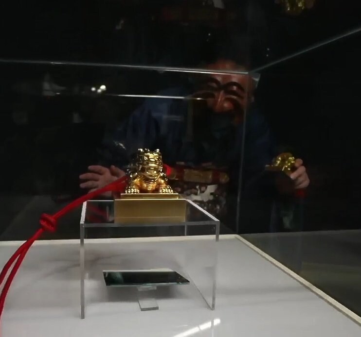 "흐흐흐...드디어 왕가의 옥새가 내 손에!"_1.jpg