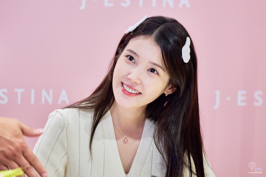 2025.11.26 제이에스티나, 아이유 팬사인회(지은정거장)_3.jpg