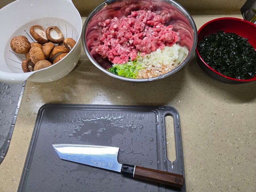 직장에서 3천원씩 걷어서 해먹는 점심 표고버섯후라이 동그랑땡+과메기_2.jpg