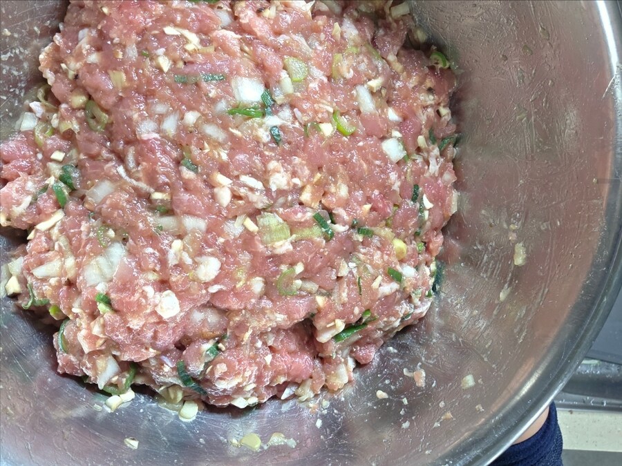 직장에서 3천원씩 걷어서 해먹는 점심 표고버섯후라이 동그랑땡+과메기_3.jpg