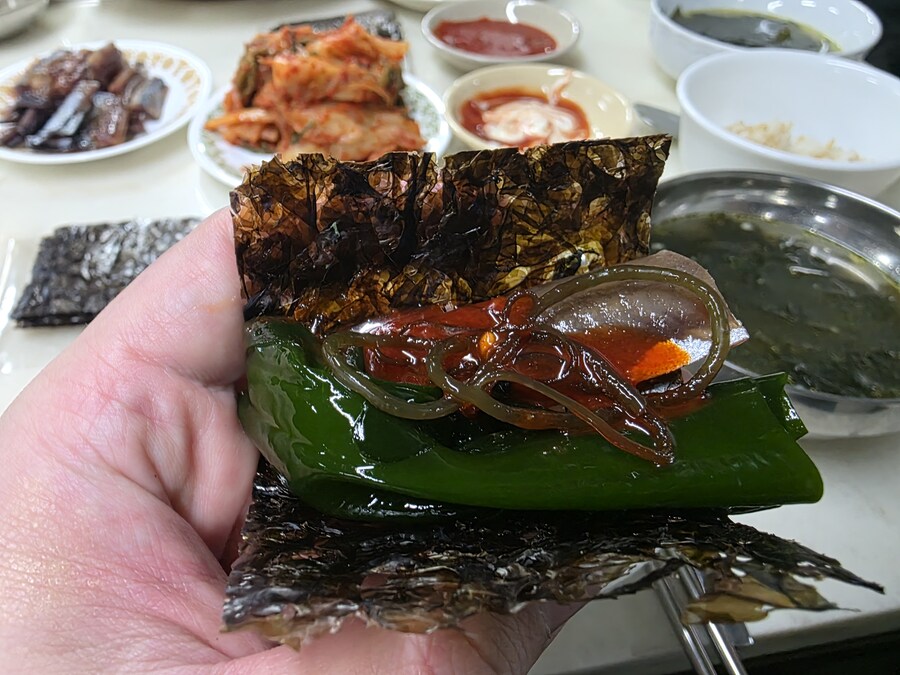 직장에서 3천원씩 걷어서 해먹는 점심 표고버섯후라이 동그랑땡+과메기_13.jpg