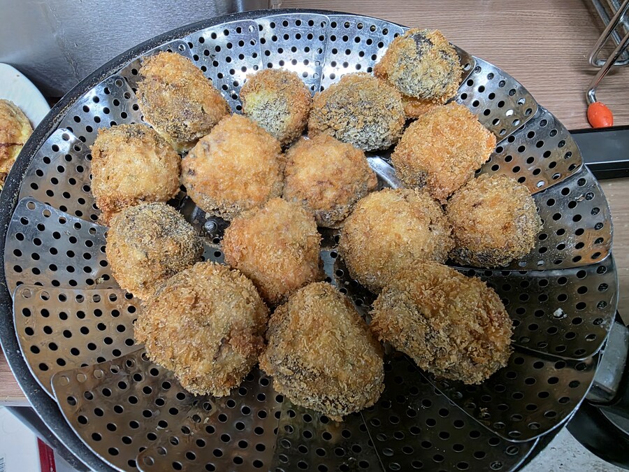 직장에서 3천원씩 걷어서 해먹는 점심 표고버섯후라이 동그랑땡+과메기_8.jpg