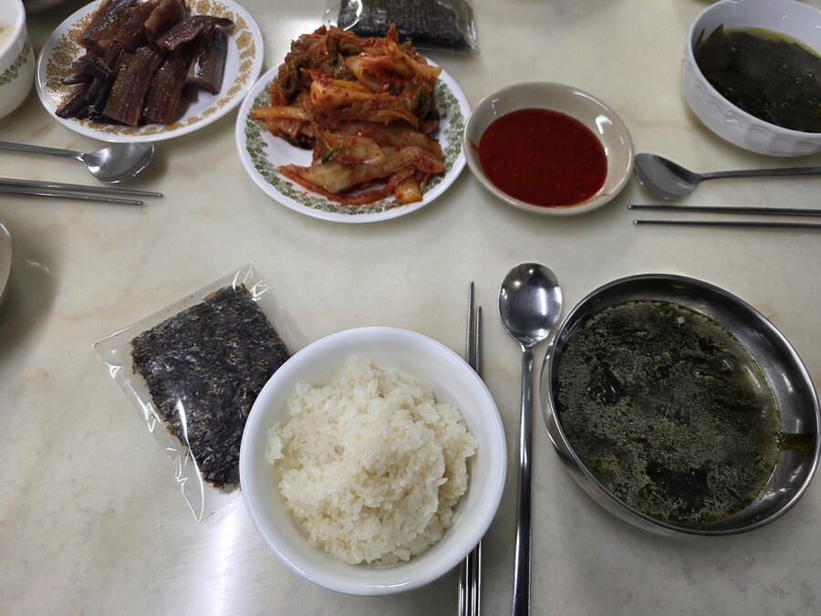 직장에서 3천원씩 걷어서 해먹는 점심 표고버섯후라이 동그랑땡+과메기_12.jpg