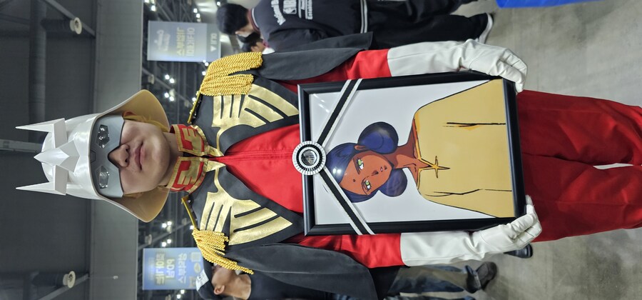 건담) 이시각 미쳐버린 샤아 코스프레_1.jpg