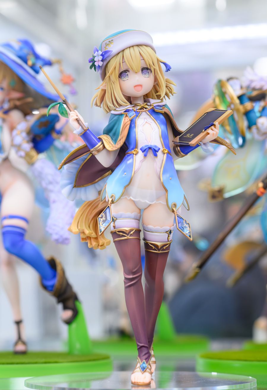 [Vertex] 엘프 마을 - 마을 선생 모니카 케이프 착탈 전후 전시 사진_3.jpg