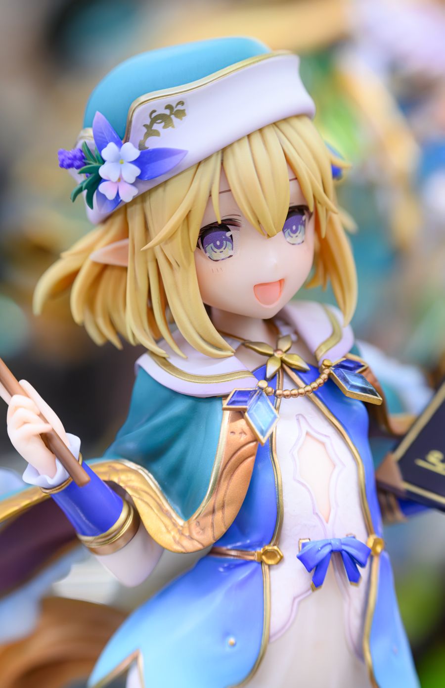 [Vertex] 엘프 마을 - 마을 선생 모니카 케이프 착탈 전후 전시 사진_4.jpg