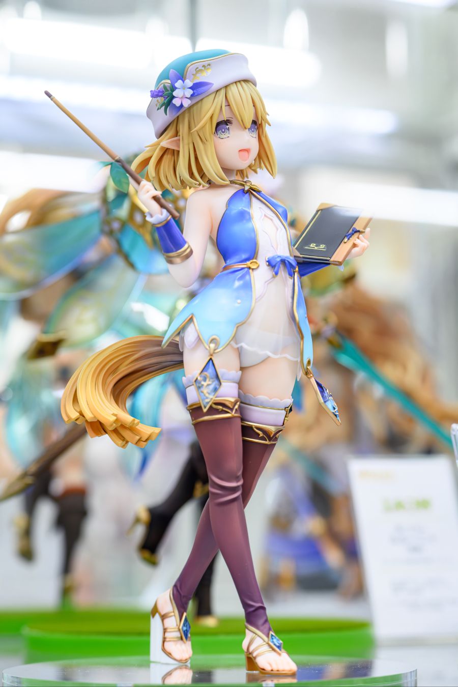 [Vertex] 엘프 마을 - 마을 선생 모니카 케이프 착탈 전후 전시 사진_7.jpg