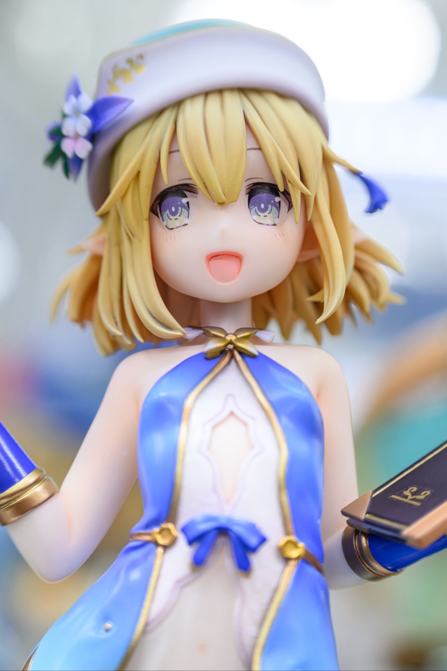 [Vertex] 엘프 마을 - 마을 선생 모니카 케이프 착탈 전후 전시 사진_8.jpg