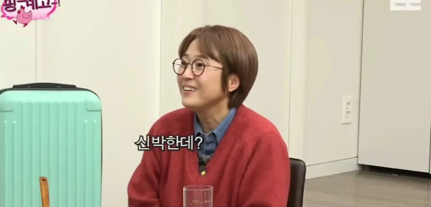 자기 전에 정치 유튜브 틀어놓고 잔다는 오마이걸 미미_6.webp