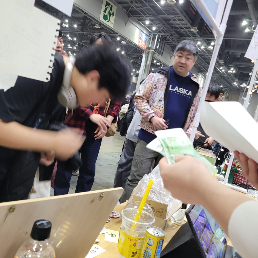 트릭컬) 가게 수금하러 온 모습 아님_1.jpg