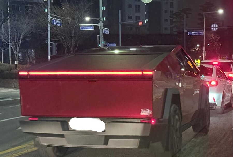 인천에서 목격된다는 빨간색 사이버트럭.jpg_1.jpg