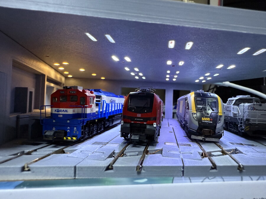 책상위 작은 기관차고...._8.jpg