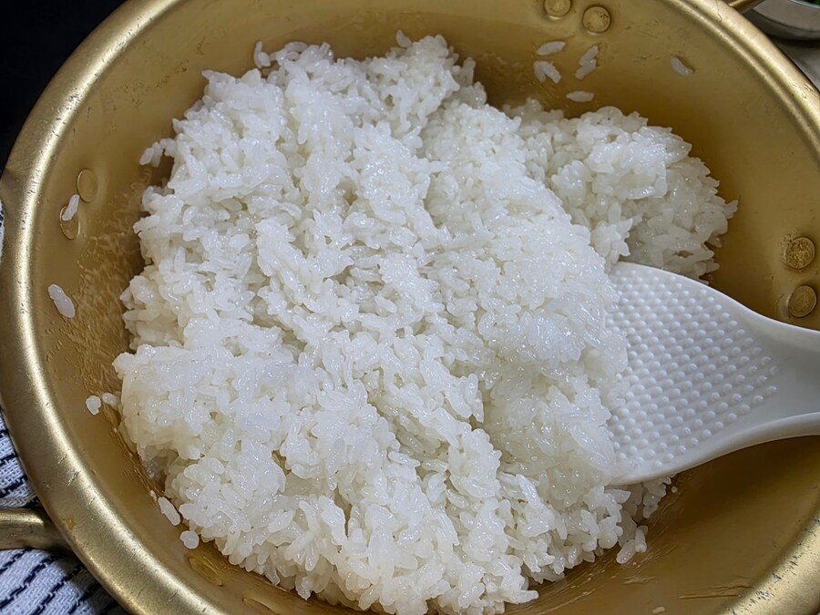 직장에서 3천원씩 걷어서 해먹는 점심 황태해장국 분홍소세지전_5.jpg