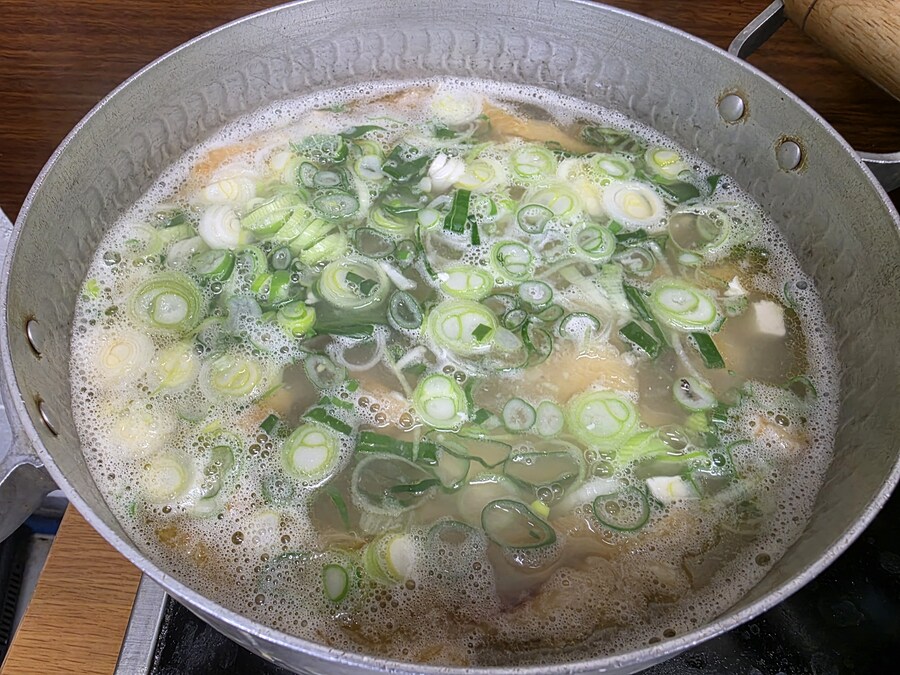 직장에서 3천원씩 걷어서 해먹는 점심 황태해장국 분홍소세지전_3.jpg