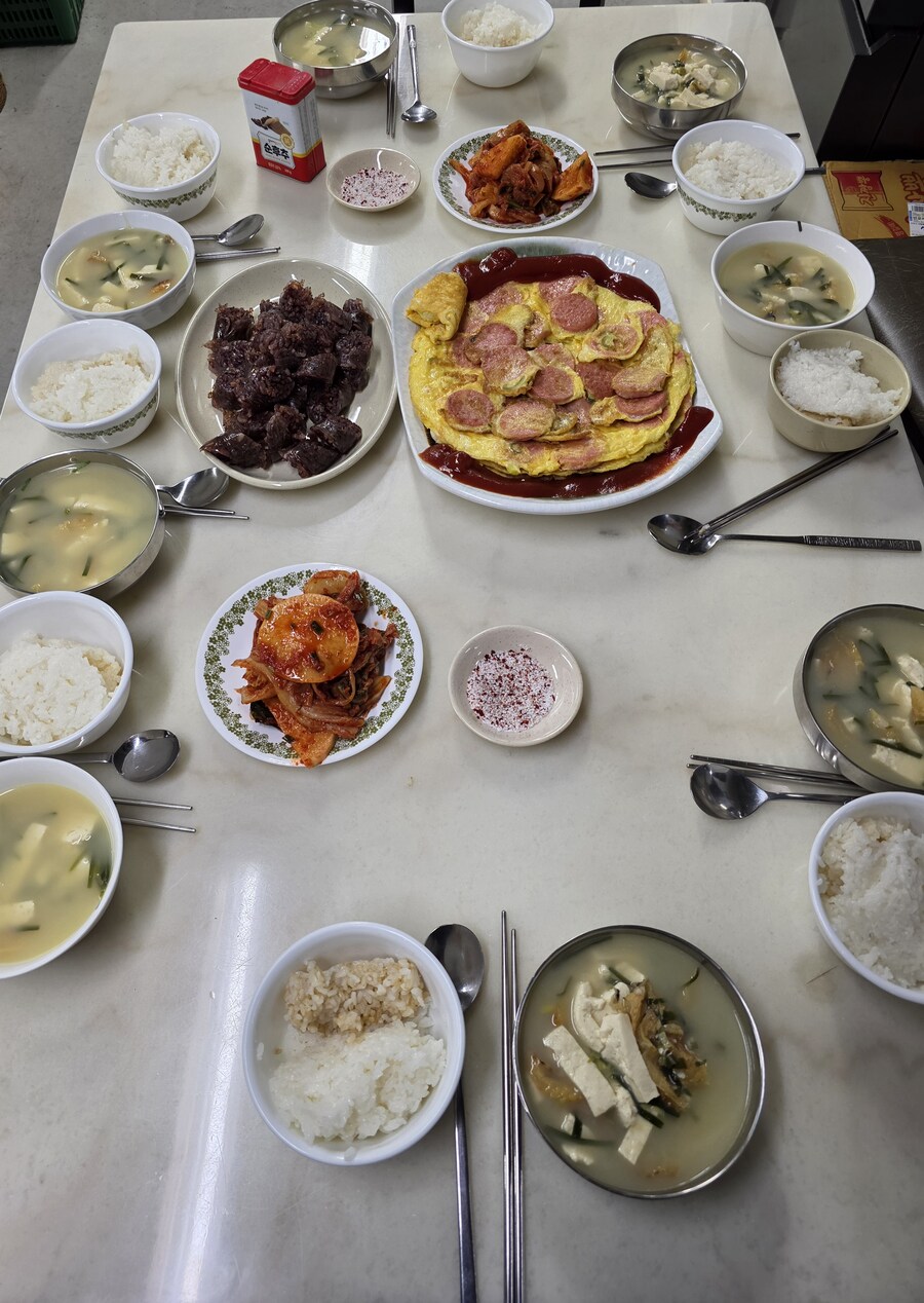 직장에서 3천원씩 걷어서 해먹는 점심 황태해장국 분홍소세지전_7.jpg