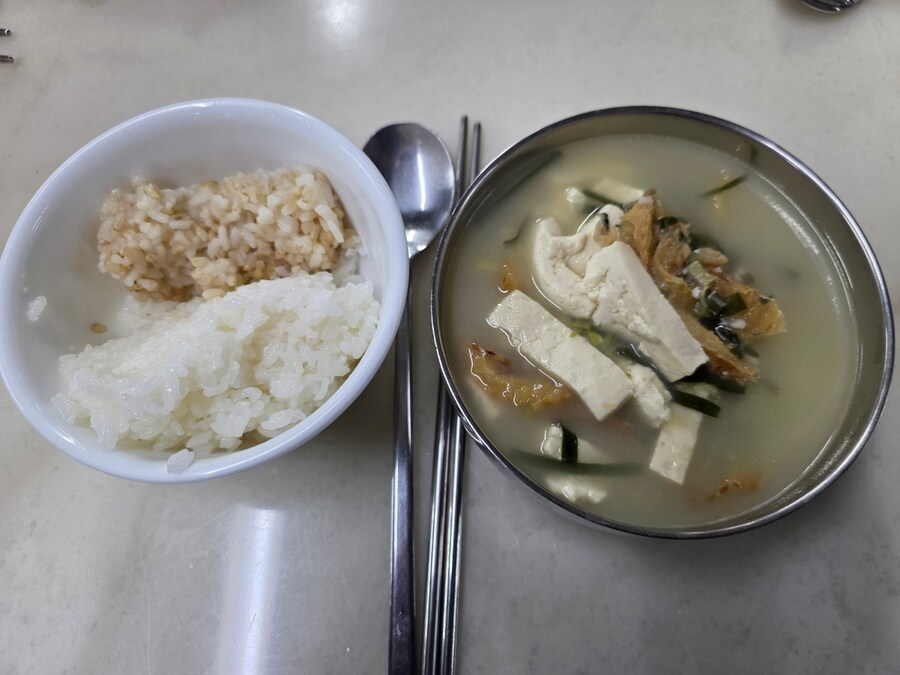 직장에서 3천원씩 걷어서 해먹는 점심 황태해장국 분홍소세지전_9.jpg