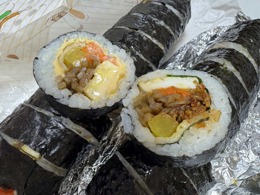 동네 김밥집에서 사 먹은 김밥~~~_5.jpg