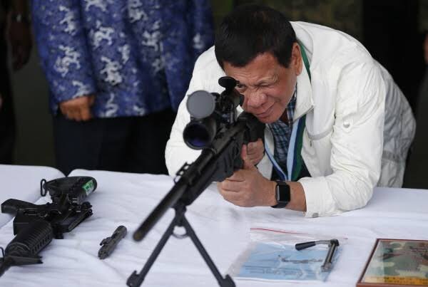 동북아 죽음의 무기 상인_1.jpg