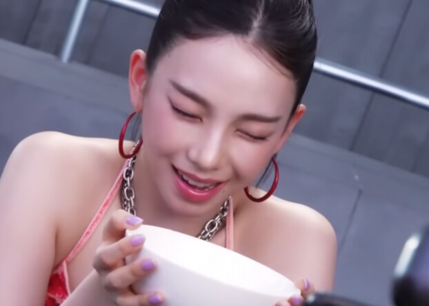 "면치기 안 해요"…'호로록' 한달 만에 1억뷰 찍은 카리나 신라면 광고_1.png