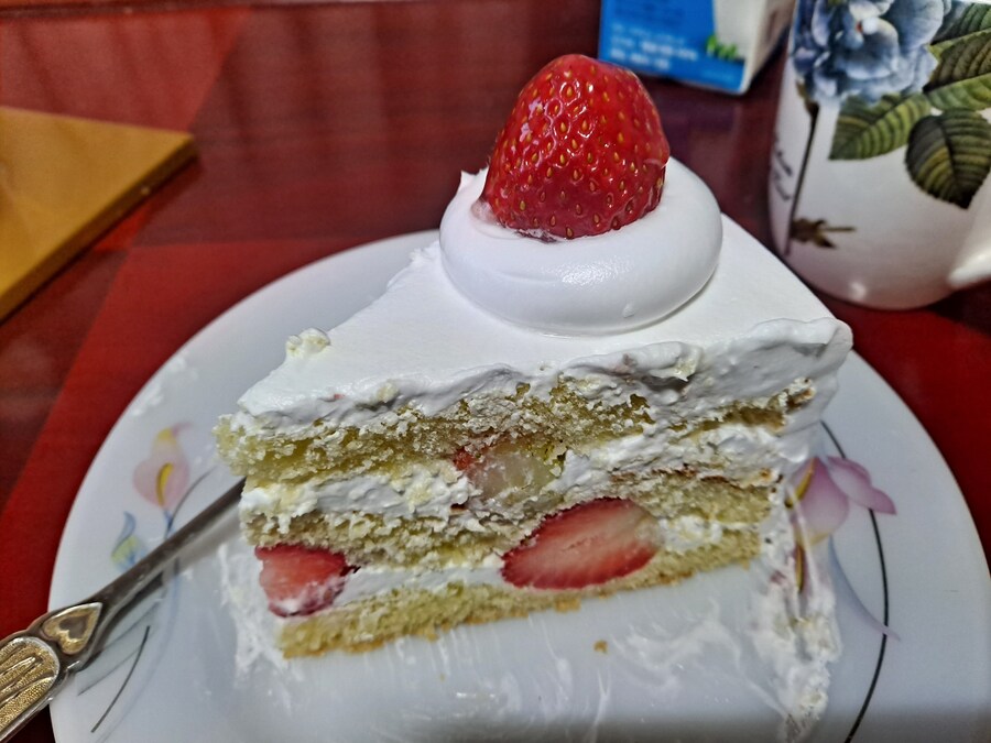 딸기생크림케이크 🍓_5.jpg