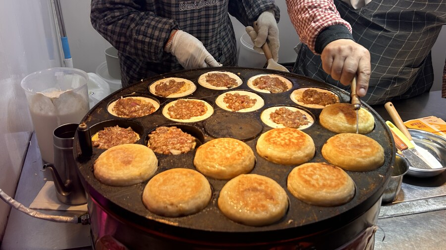 풀빵틀에 구워 만드는 중국식 햄버거_3.jpg