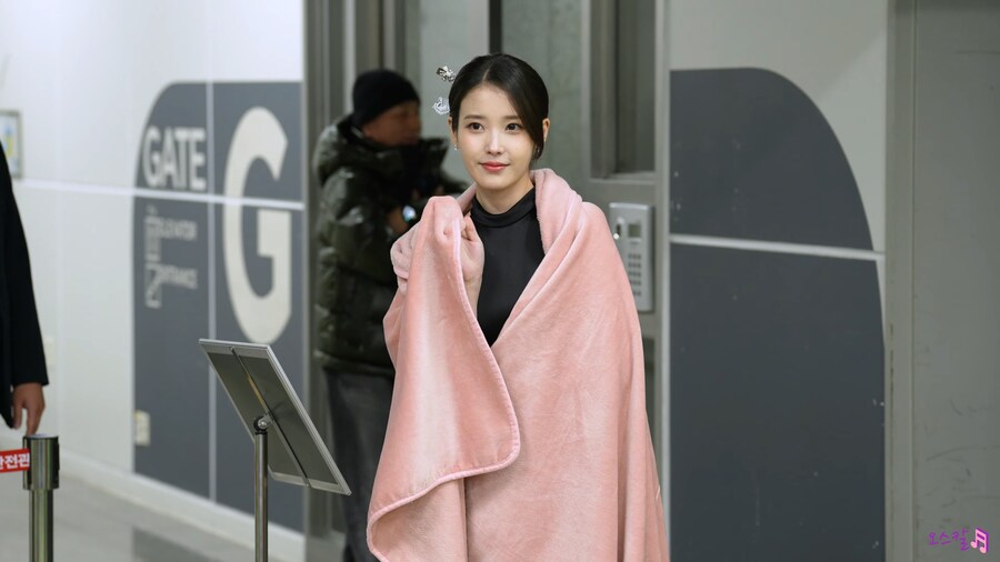 251230 MBC 연기대상 아이유 퇴근길 짧은 팬미팅_3.jpg