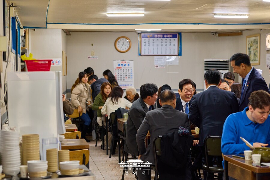 청와대 복귀한 이 대통령의 '삼청동 한바퀴'_3.jpg