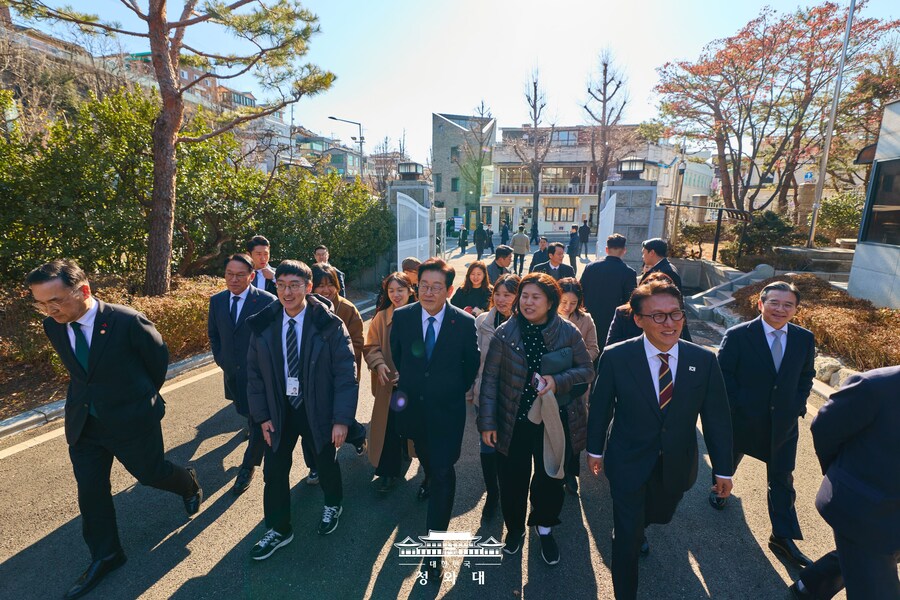 청와대 복귀한 이 대통령의 '삼청동 한바퀴'_5.jpg