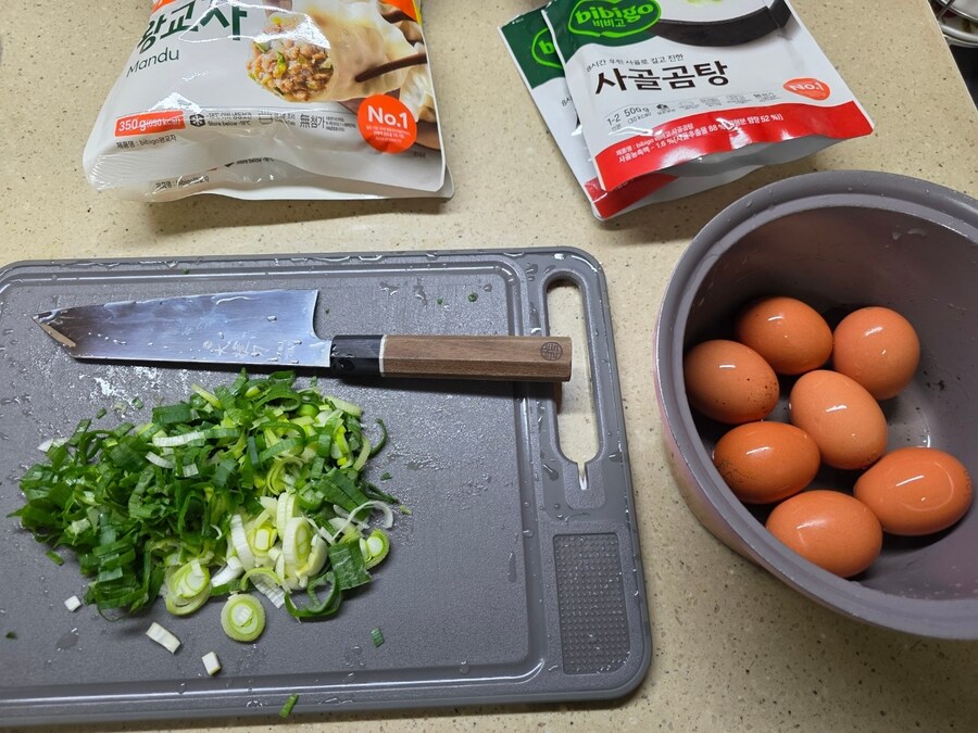 직장에서 3천원씩 걷어서 해먹는 점심 만두국+@_3.jpg