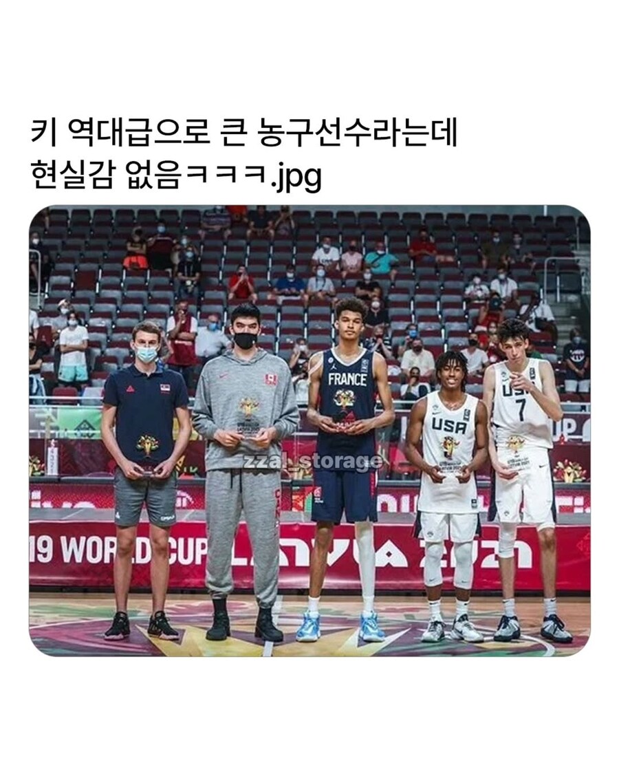 현실감 없어지는 역대급으로 키 큰 농구선수.jpg_1.jpg