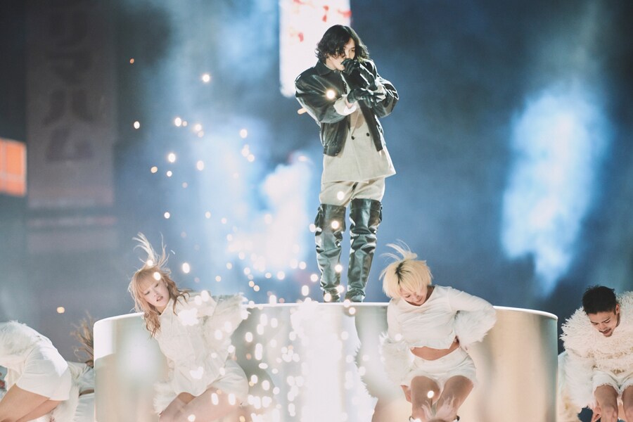 제76회 홍백가합전 요네즈 켄시 「IRIS OUT」 영상_3.jpg