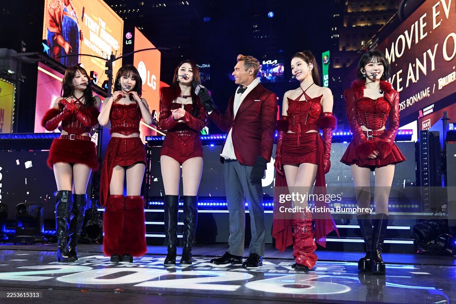 타임스퀘어에서 새해맞이 공연 펼치는 르세라핌_8.jpg