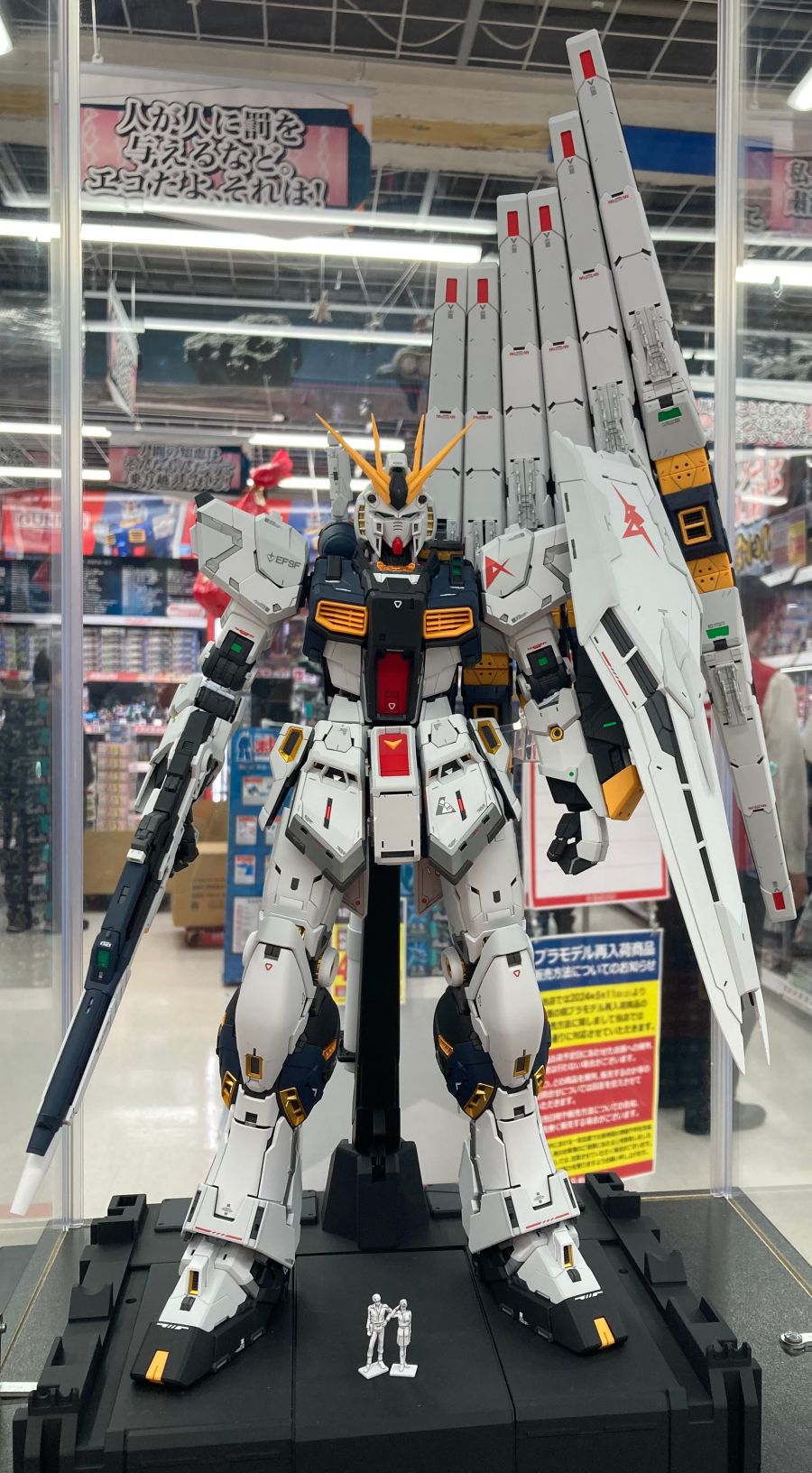 PG 언리쉬드 뉴 건담 + 메탈 스트럭처 빅 카메라점 전시 사진_4.jpg