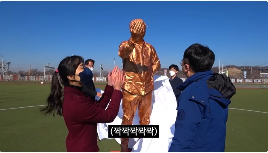 뭔가 다른게 생각나는 충주맨 동상_3.jpg