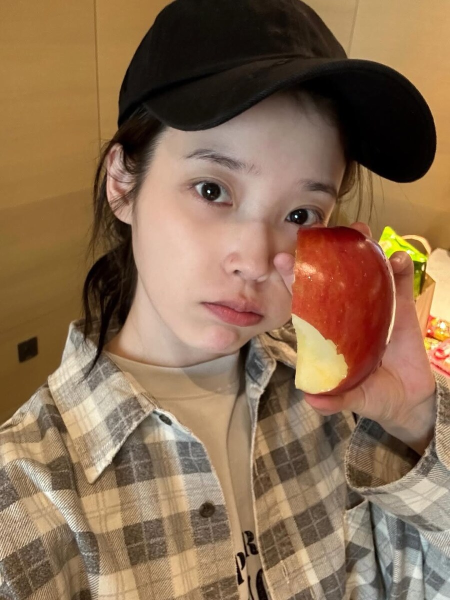 2025.01.02 아이유 인스타그램(bye 2025)_4.jpg