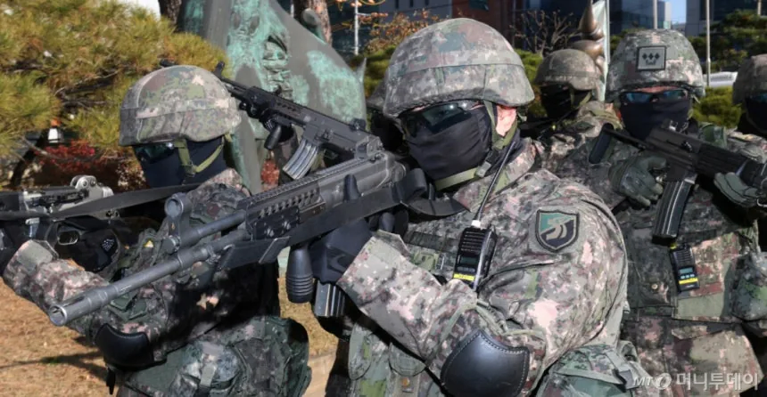 "총기 휴대말라" 육군 모사단, 위병소 경계근무 지침 논란_1.webp