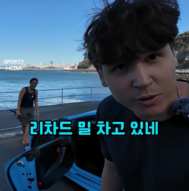 자기 람보르기니 구경하는 아저씨가 귀여운 차주 ㅋㅋ_7.png