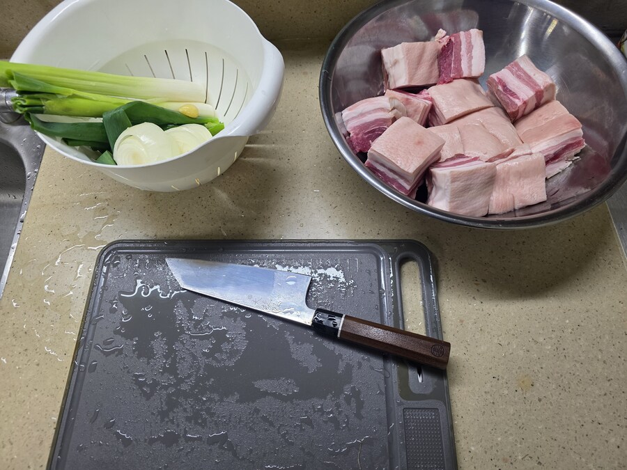 직장에서 3천원씩 걷어서 해먹는 점심 동파육_2.jpg