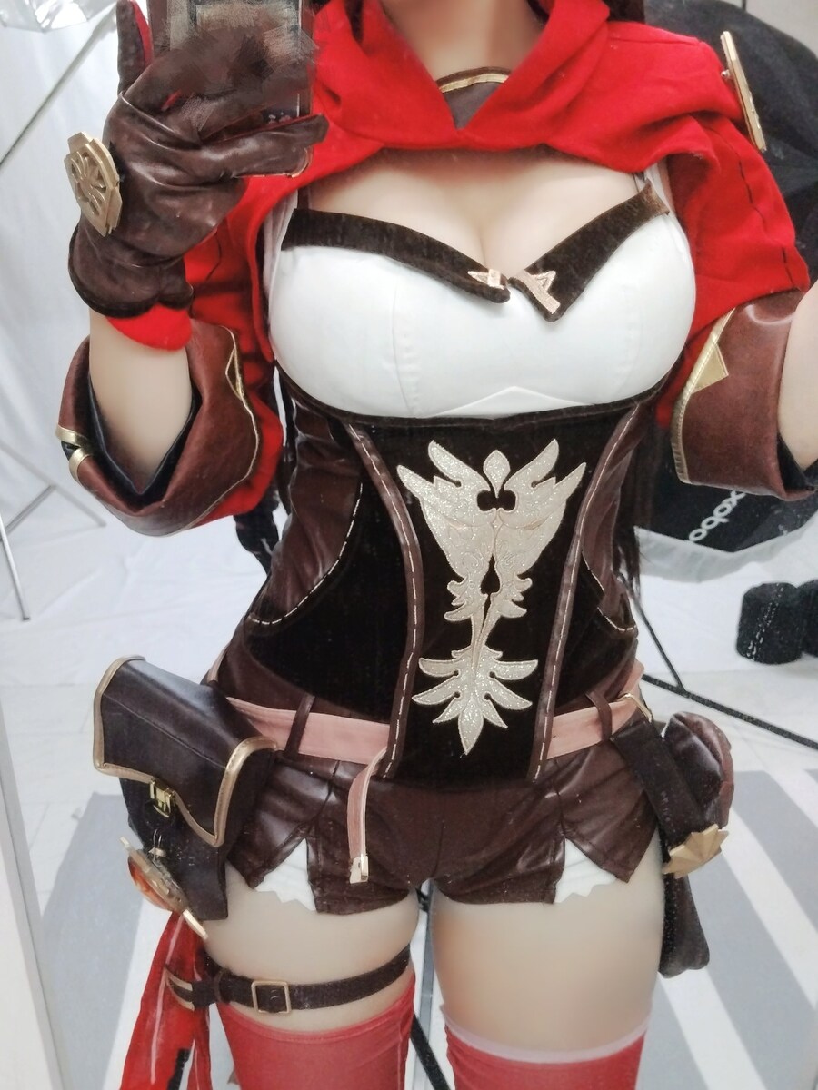 가슴과 허벅지밖에 안 보이는 코스프레_1.jpg