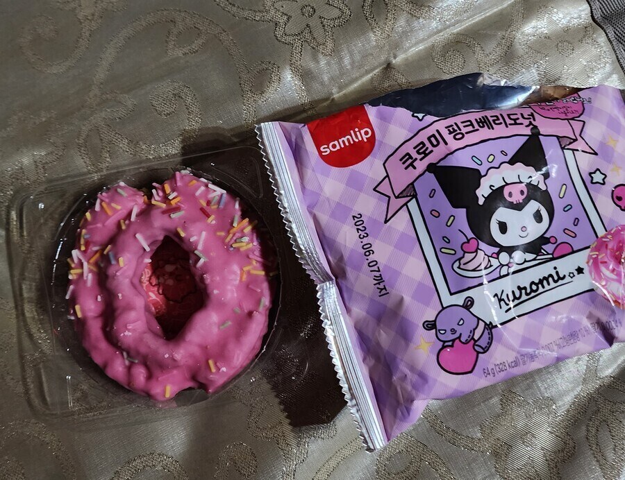 쿠로미의 핑크도넛과 쿠로미 짜장볶음면.jpg_1.jpg