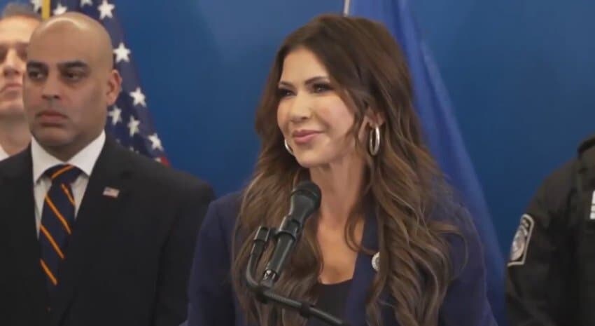 미국 국토부장관 "주 정부는 ICE 일에 관여하지마라"_2.jpg