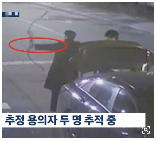 '무쇠촉 화살 날아와 소녀상 옆에 '탁' ... CCTV에 남성들_1.jpg