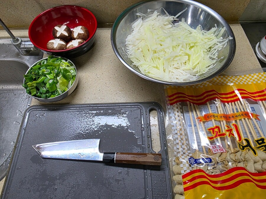 직장에서 3천원씩 걷어서 해먹는 점심 스지오뎅탕_6.jpg