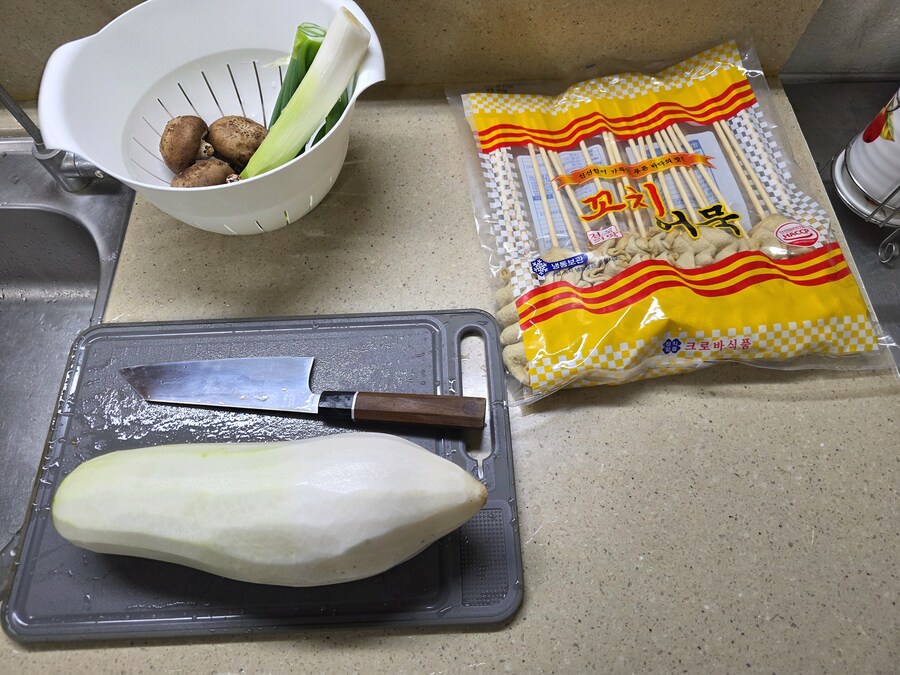 직장에서 3천원씩 걷어서 해먹는 점심 스지오뎅탕_5.jpg