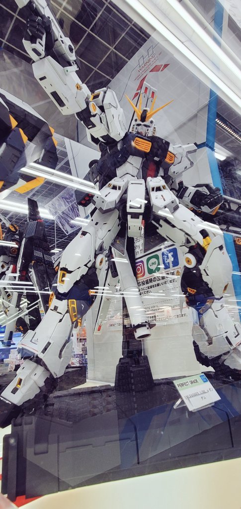 PG 언리쉬드 뉴 건담 포징 전시 사진_4.jpg